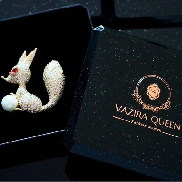 VQ Cat Brooch - Picture 6 of 6